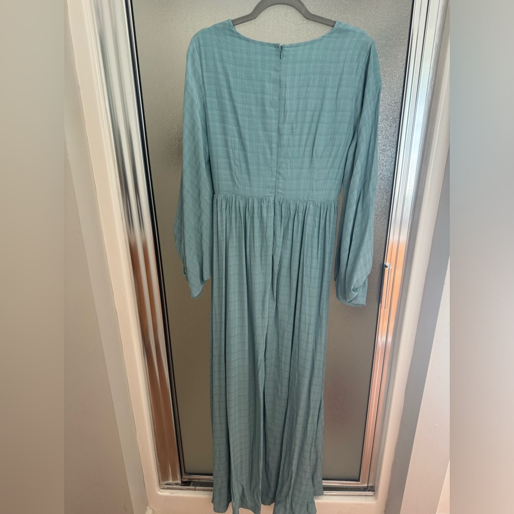 Beautiful long balloon sleeve dress with key hole detail at bust. - Picture 2 of 3